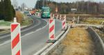 Budują chodniki przy ruchliwych drogach