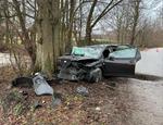 Nietrzeźwy kierowca seata wjechał w drzewo