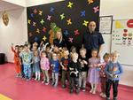 Pogadanka policjantów z przedszkolakami na temat bezpieczeństwa