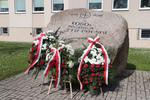 Mielec/Region:  Kwiaty przed obeliskiem upamiętniającym 1050. rocznicę Chrztu Polski.