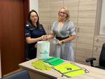 Wadowice wspierają bezpieczeństwo w powiecie mieleckim - przekazanie elementów odblaskowych dla Policji