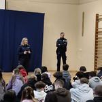 Policjanci rozmawiali z młodzieżą o odpowiedzialności, cyberprzemocy i hejcie