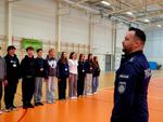 Mundurowa młodzież poznaje policyjny ceremoniał