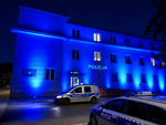 Budynek Policji w Mielcu podświetlony na rzecz zaginionych dzieci