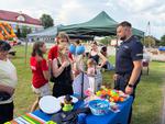 Policyjne atrakcje i rozmowy o bezpieczeństwie na pikniku parafialnym w Trzcianie