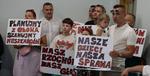 Sesja absolutoryjna z pikietą w tle. Mieszkańcy zaproszeni do rozmów [FOTO] - HEj.MIELEC.PL