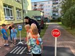 "Bezpieczna droga do szkoły" - edukacyjna wizyta policjantów w Przedszkolu Miejskim nr 7 w Mielcu