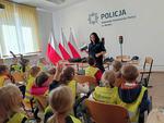 Mali goście w mieleckiej komendzie - przedszkolaki z "Siódemki" poznały pracę policjantów