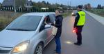 Wspólne kontrole policji i samorządu w Przecławiu. Upominki i profilaktyka podczas